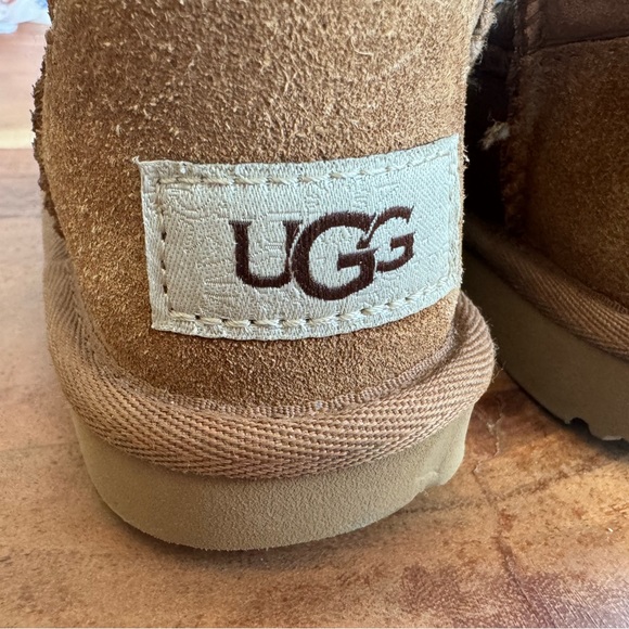 *NEW* UGG BAILEY BUTTON Il Kids Black Boots – Size 9 - Picture 4 of 12